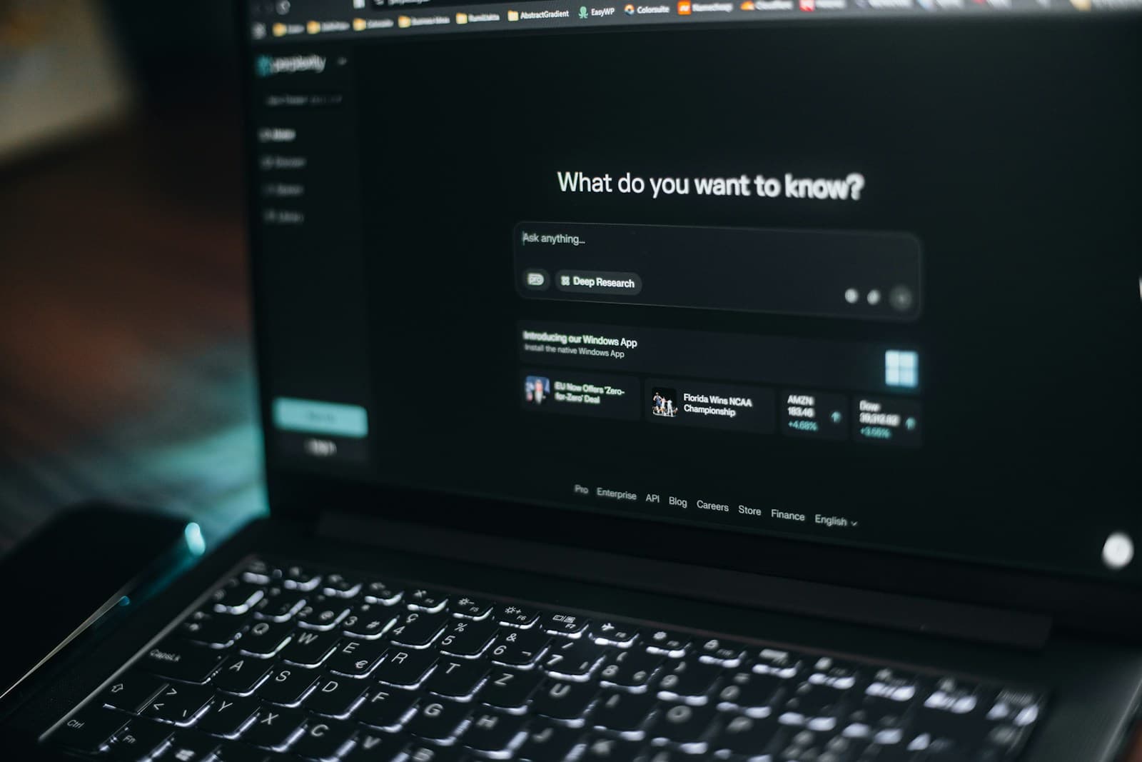 AI-поиск на экране ноутбука: генеративная выдача и новый SEO-подход
