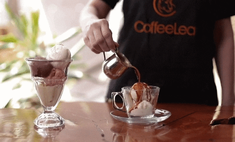 Бариста CoffeeLea готовит напиток